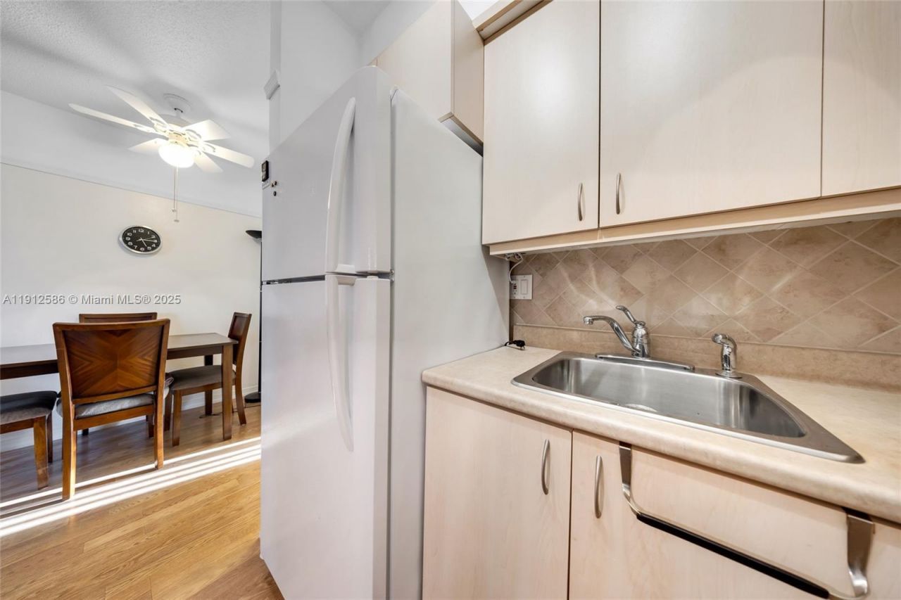 900 SW 10th Ter, Unit 8S, Hallandale Beach, FL 33009 Photo