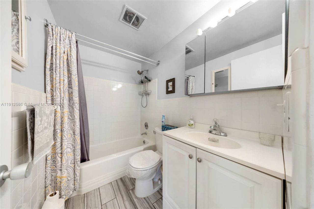 900 SW 10th Ter, Unit 8S, Hallandale Beach, FL 33009 Photo