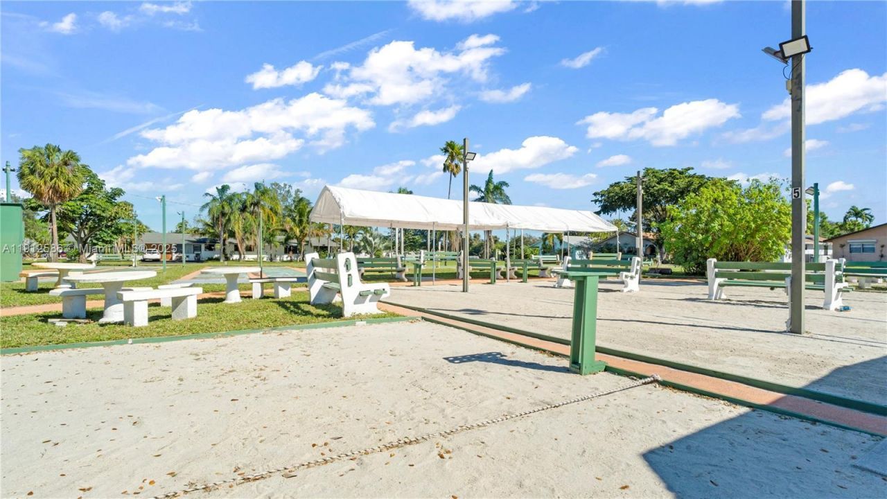 900 SW 10th Ter, Unit 8S, Hallandale Beach, FL 33009 Photo