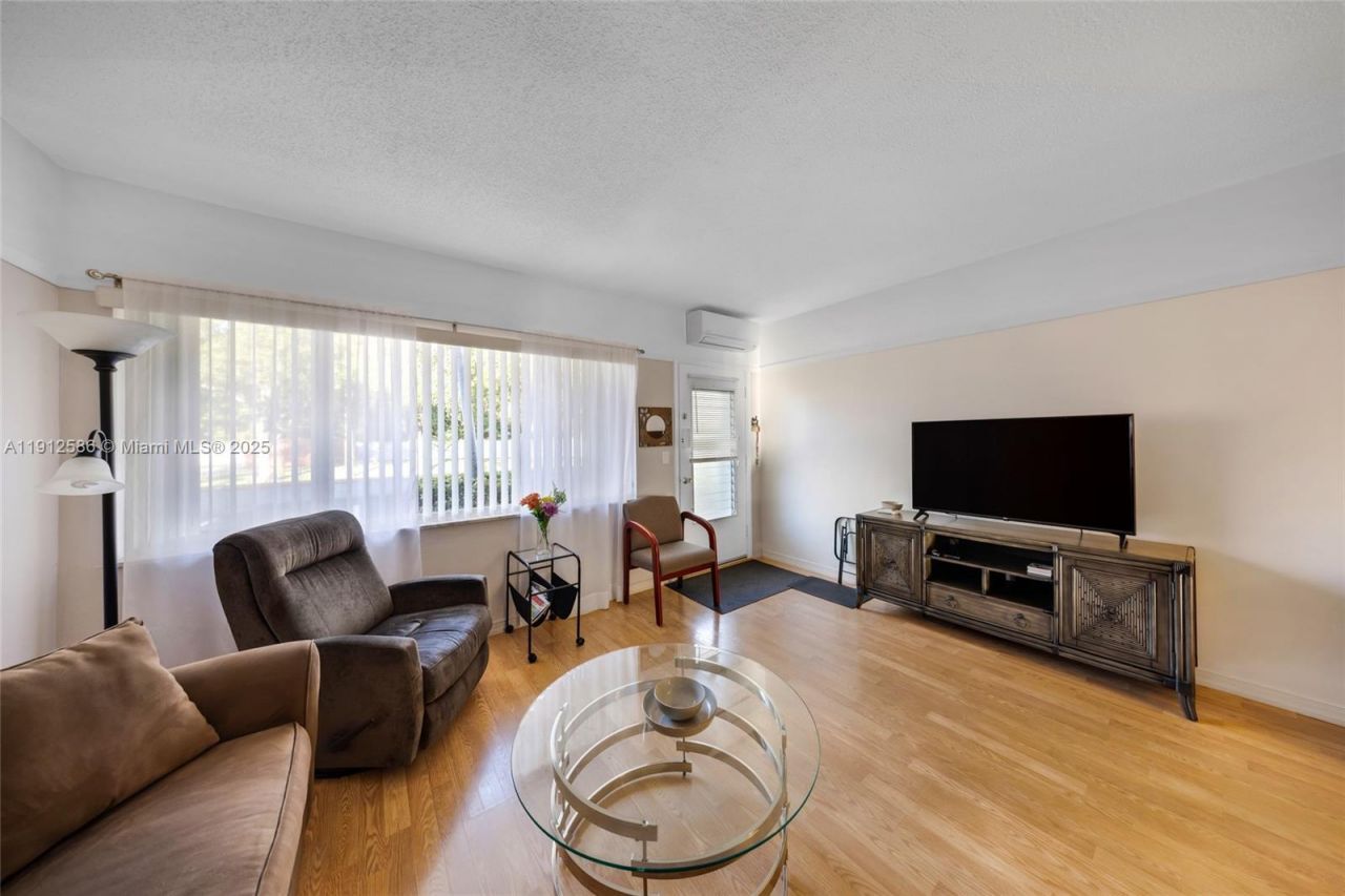 900 SW 10th Ter, Unit 8S, Hallandale Beach, FL 33009 Photo