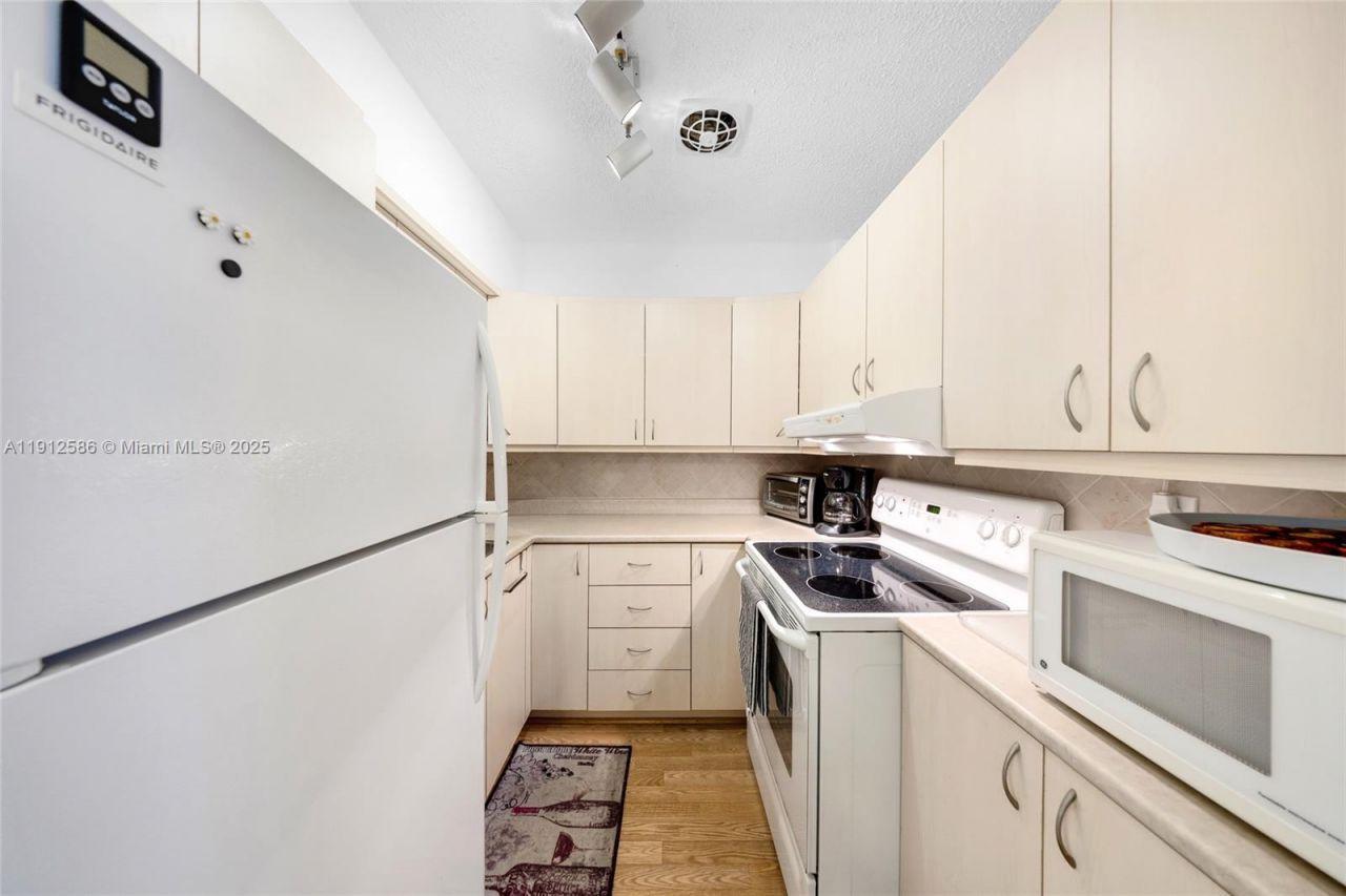 900 SW 10th Ter, Unit 8S, Hallandale Beach, FL 33009 Photo