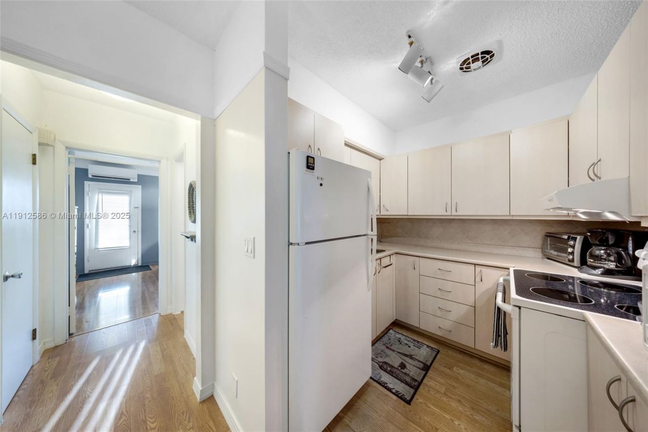 900 SW 10th Ter, Unit 8S, Hallandale Beach, FL 33009 Photo