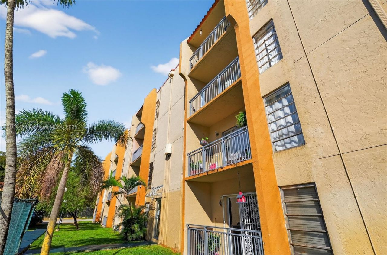 4841 NW 7th St, Unit 309-4, Miami, FL 33126 Photo