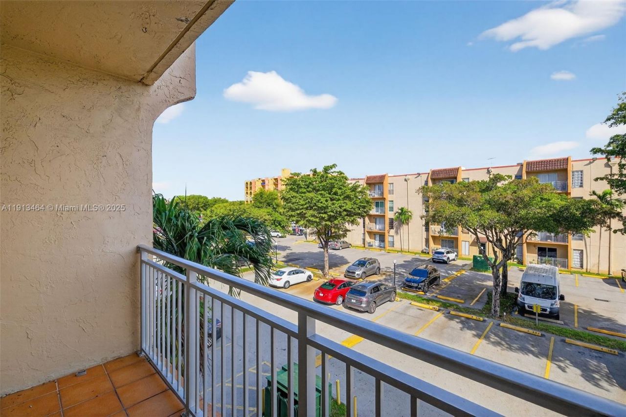 4841 NW 7th St, Unit 309-4, Miami, FL 33126 Photo
