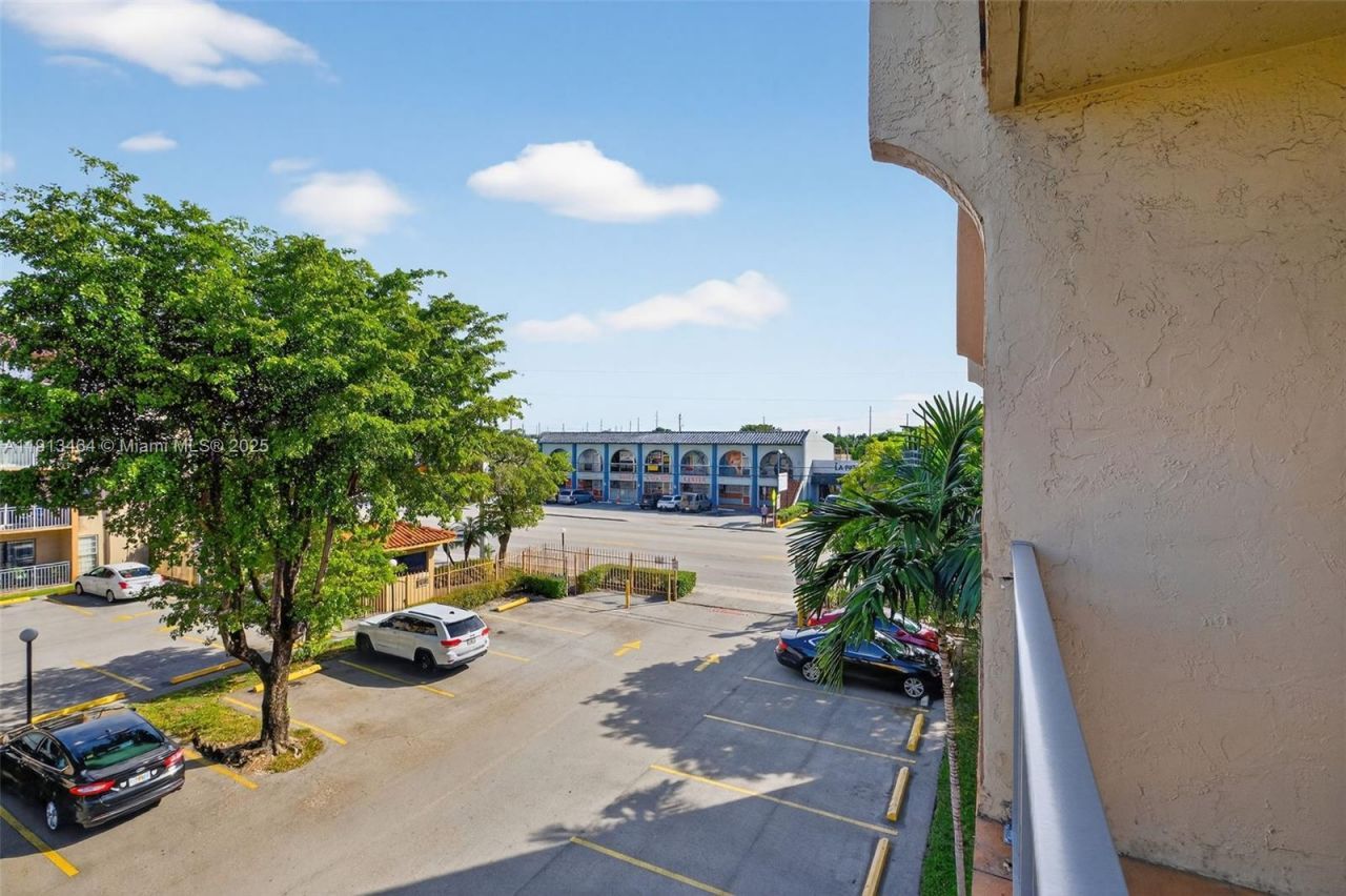 4841 NW 7th St, Unit 309-4, Miami, FL 33126 Photo