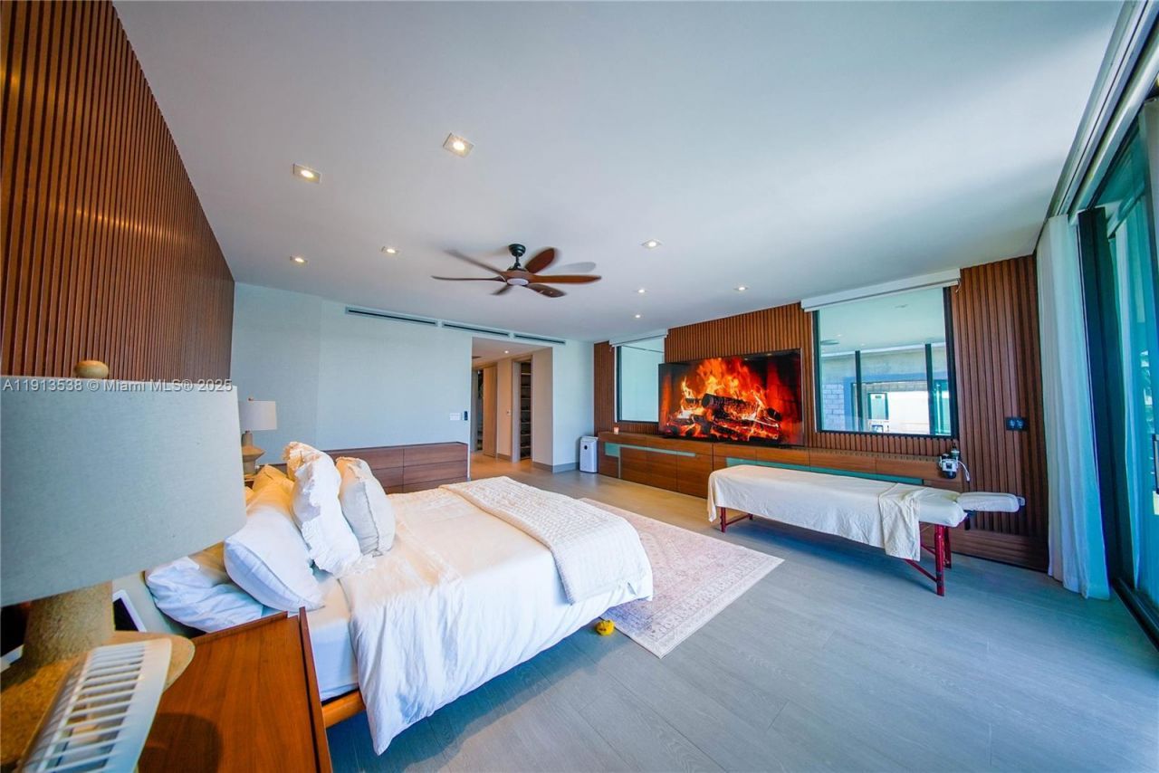 7520 W Treasure Dr, North Bay Village, FL 33141 Photo