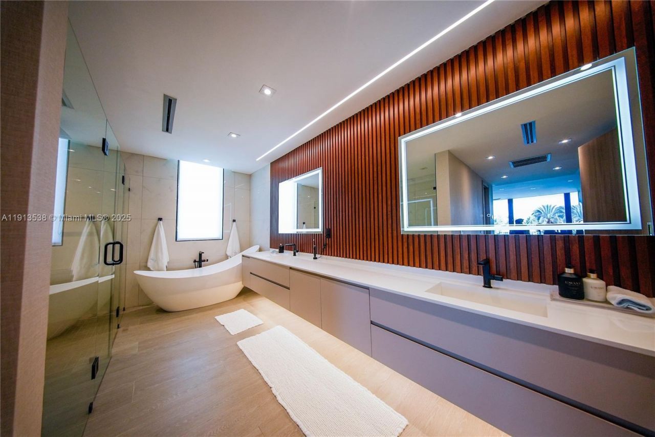 7520 W Treasure Dr, North Bay Village, FL 33141 Photo