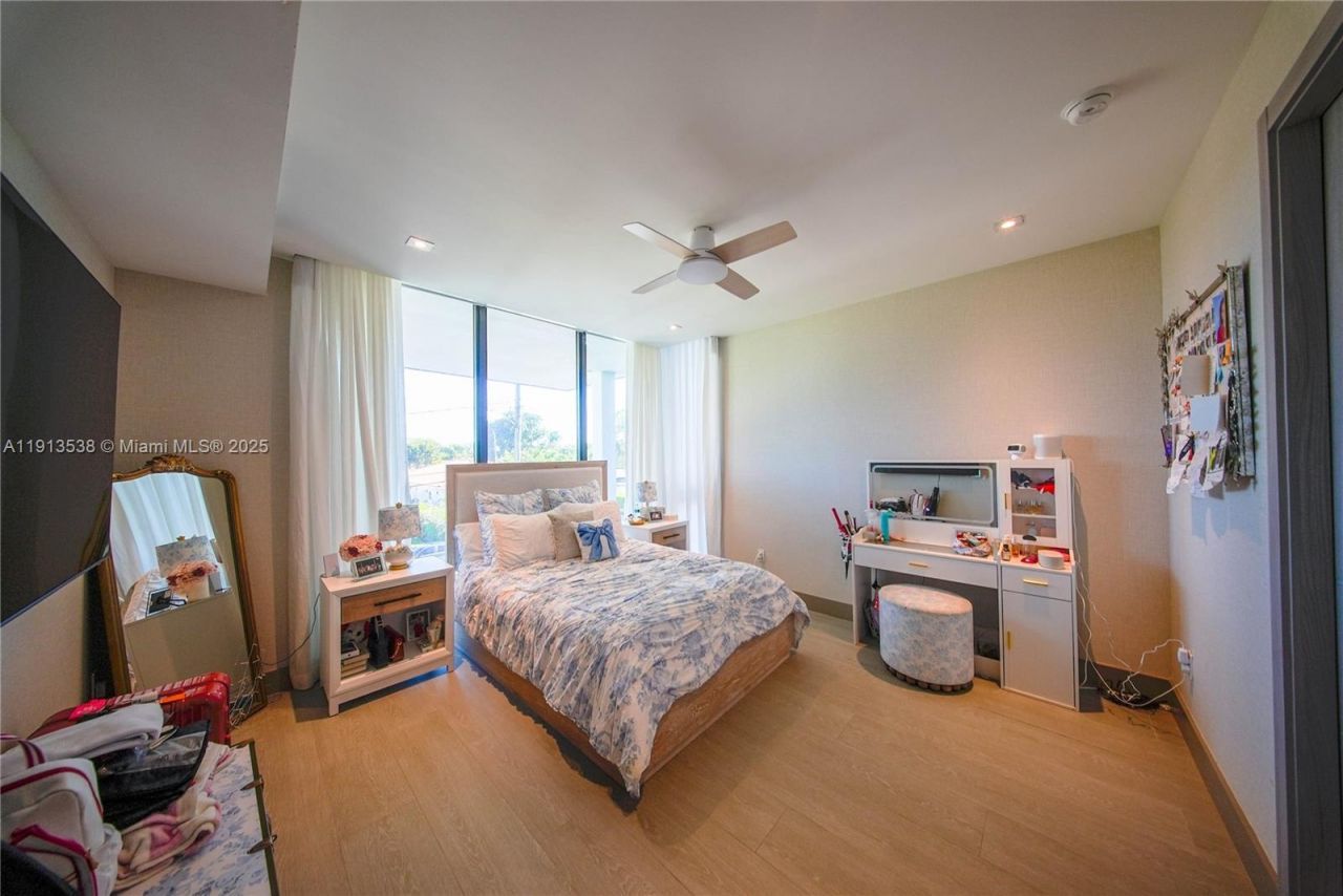 7520 W Treasure Dr, North Bay Village, FL 33141 Photo