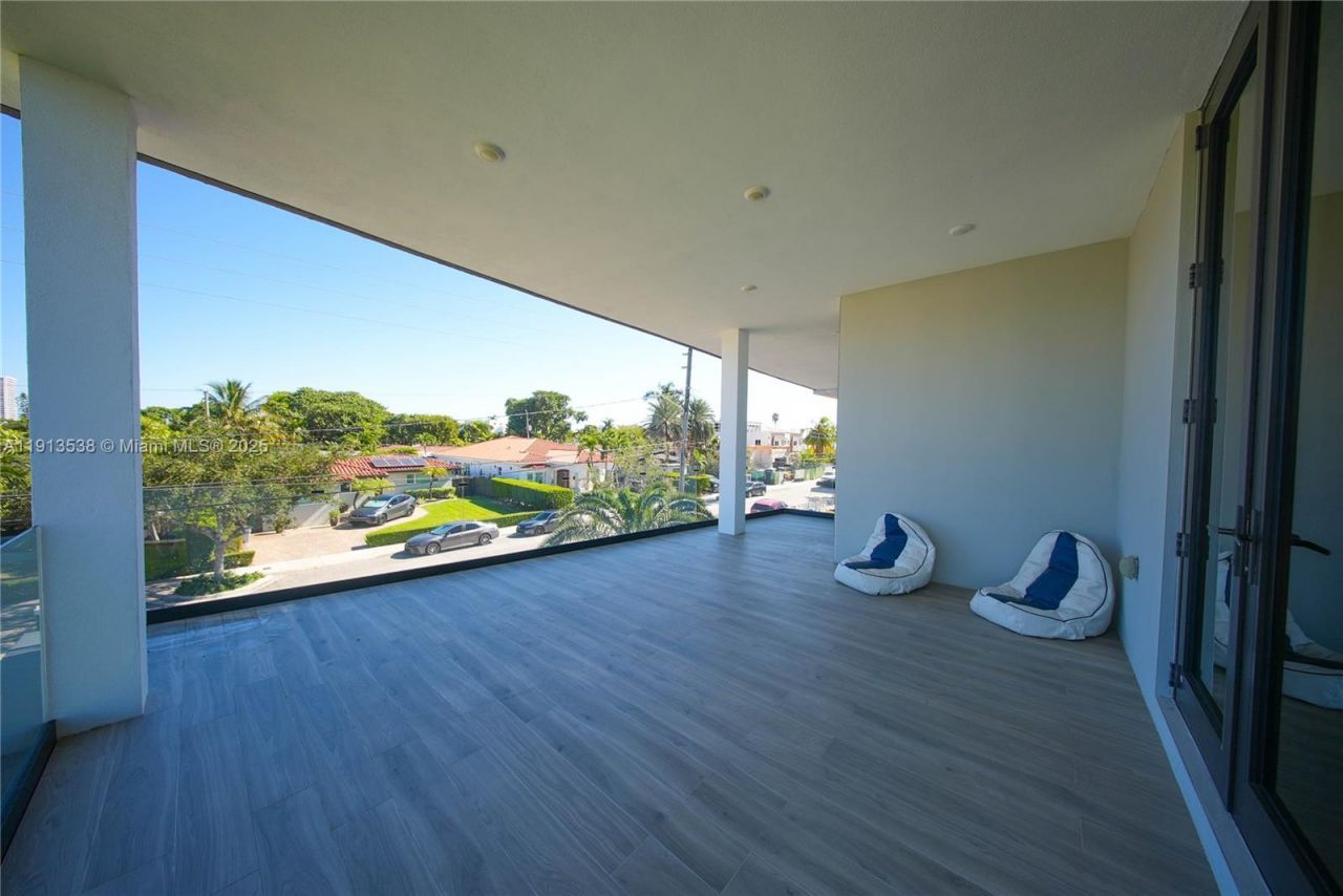 7520 W Treasure Dr, North Bay Village, FL 33141 Photo