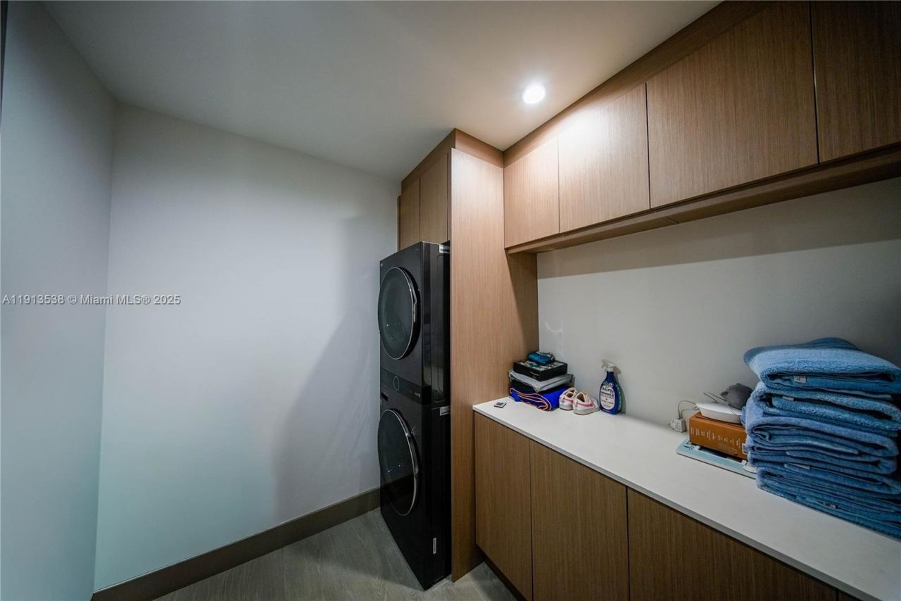 7520 W Treasure Dr, North Bay Village, FL 33141 Photo