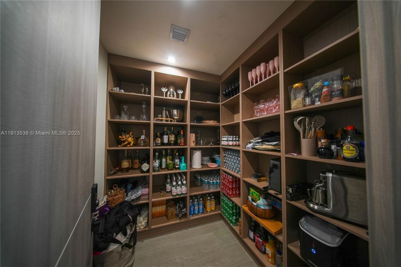 7520 W Treasure Dr, North Bay Village, FL 33141 Photo