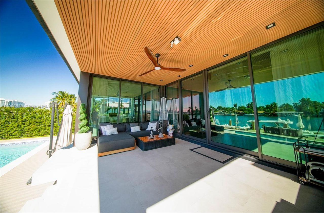 7520 W Treasure Dr, North Bay Village, FL 33141 Photo