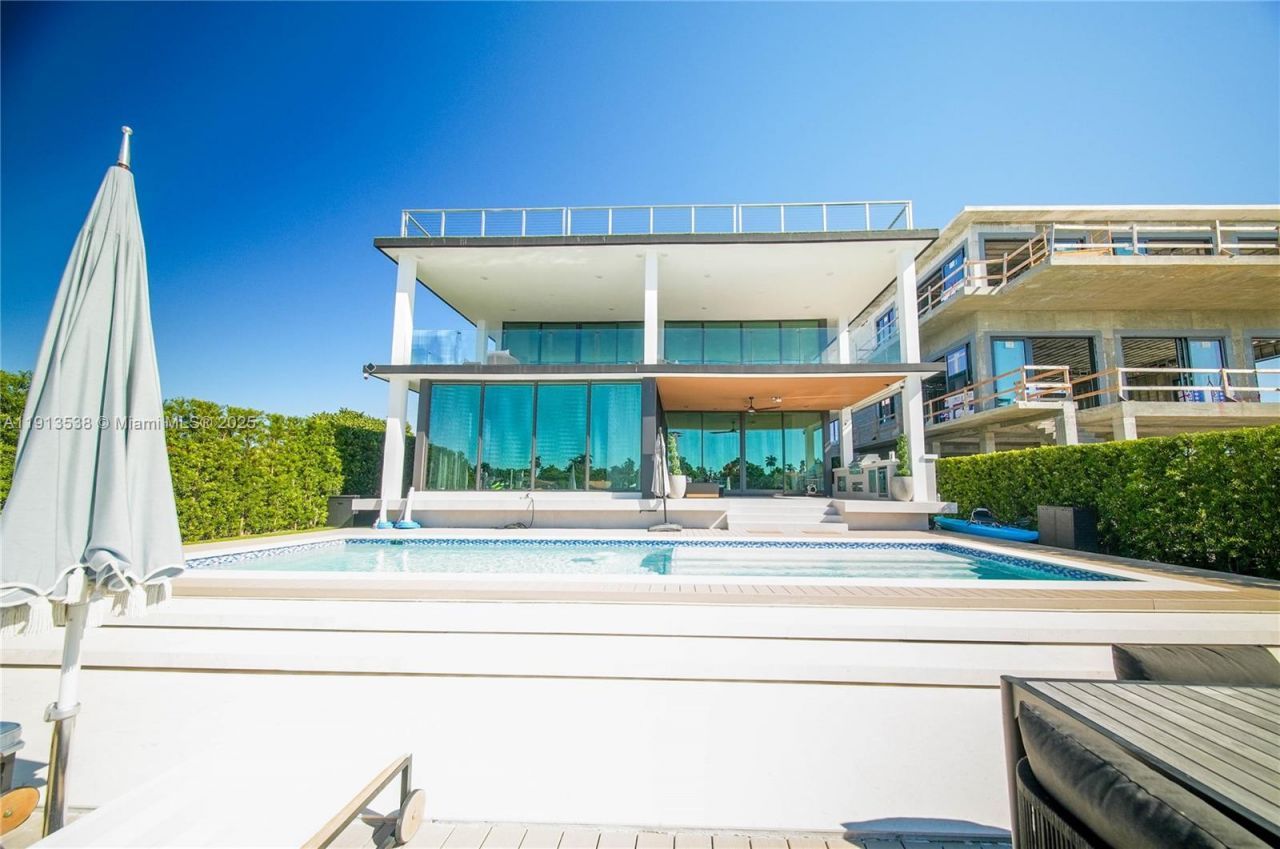 7520 W Treasure Dr, North Bay Village, FL 33141 Photo