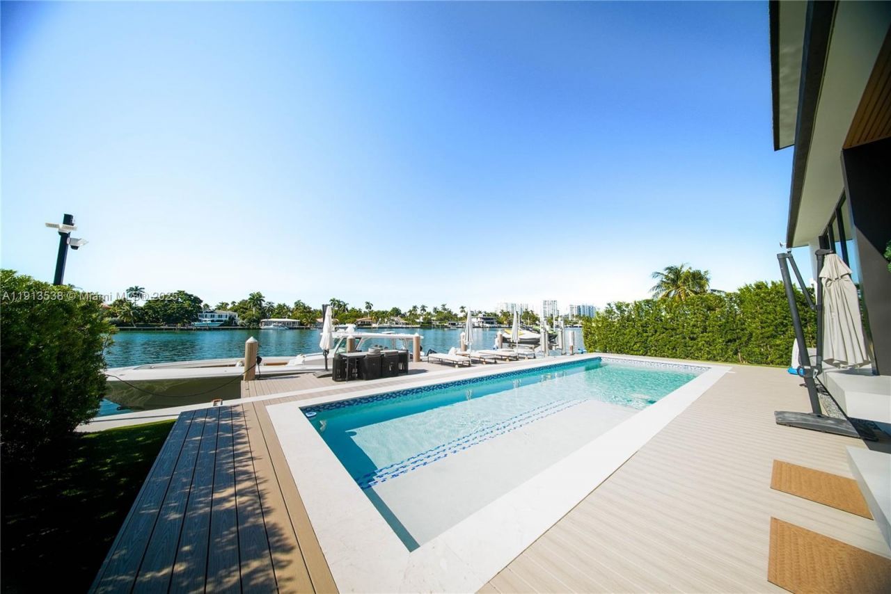 7520 W Treasure Dr, North Bay Village, FL 33141 Photo