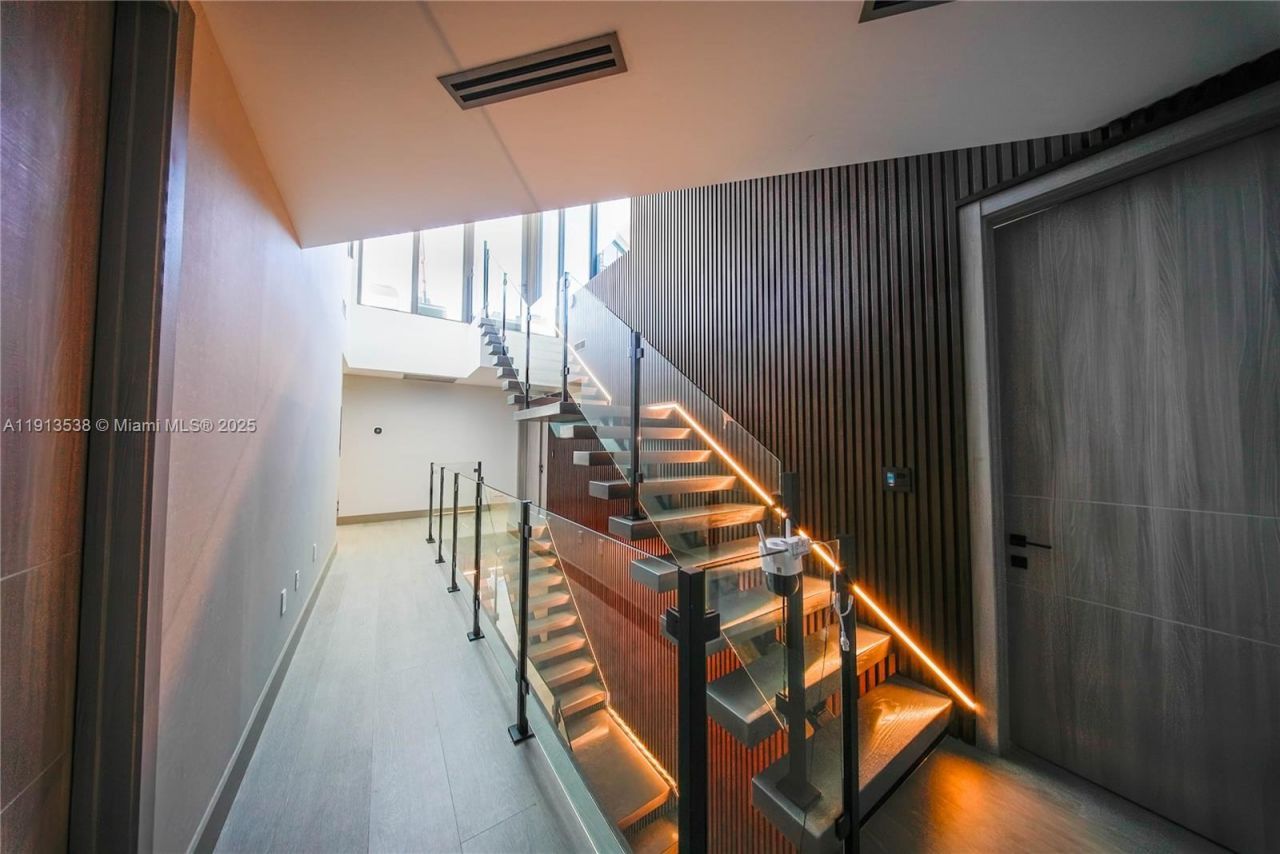 7520 W Treasure Dr, North Bay Village, FL 33141 Photo