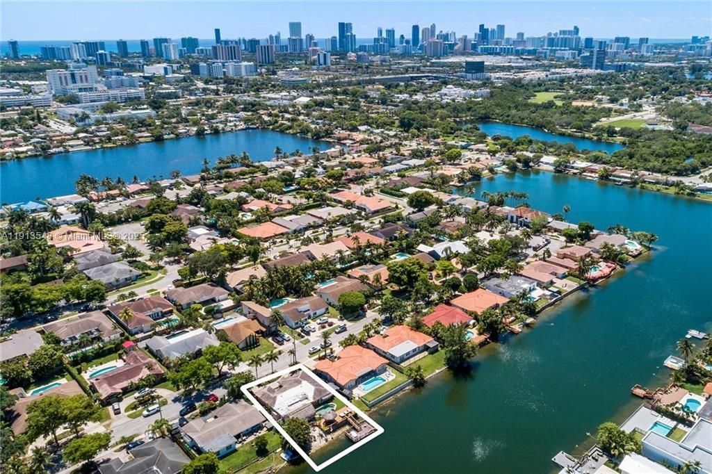 21280 NE 23rd Ave, Miami, FL 33180 Photo