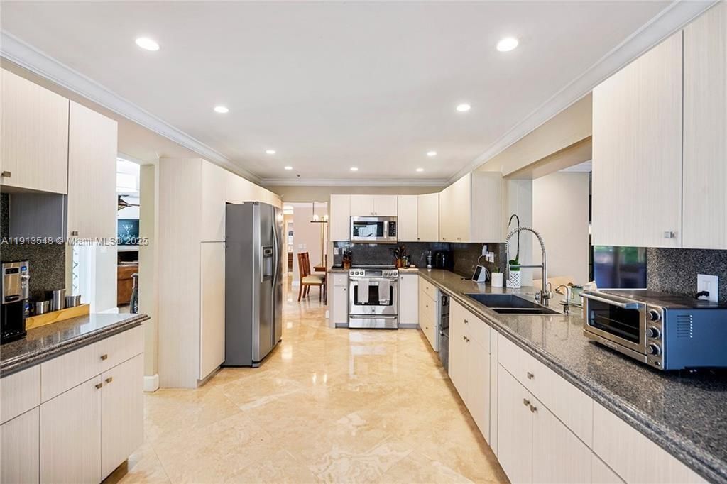 21280 NE 23rd Ave, Miami, FL 33180 Photo