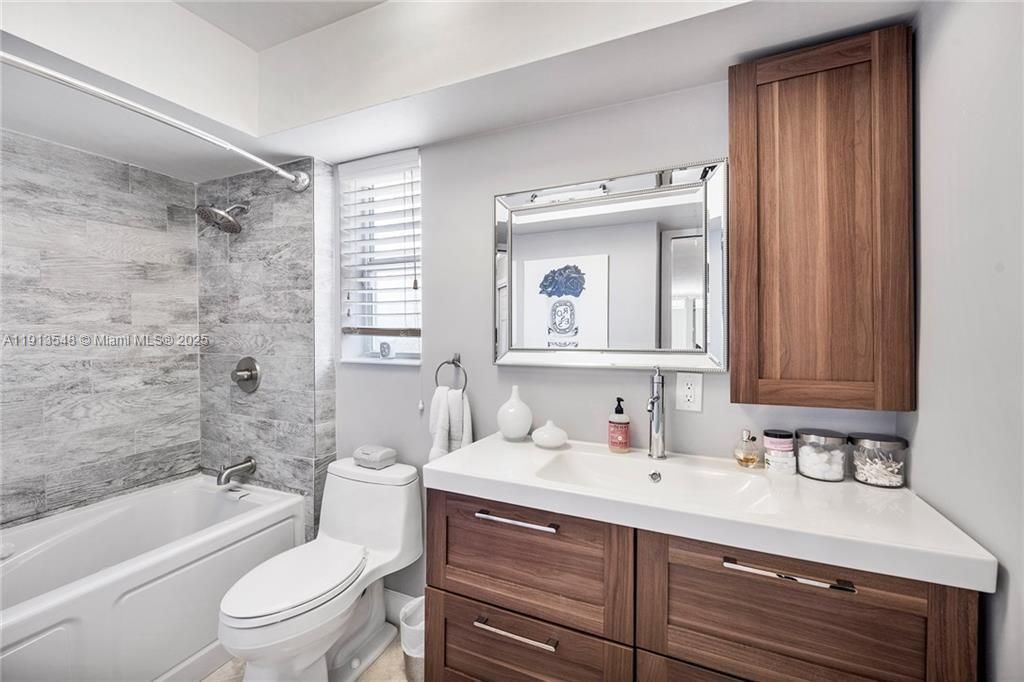 21280 NE 23rd Ave, Miami, FL 33180 Photo