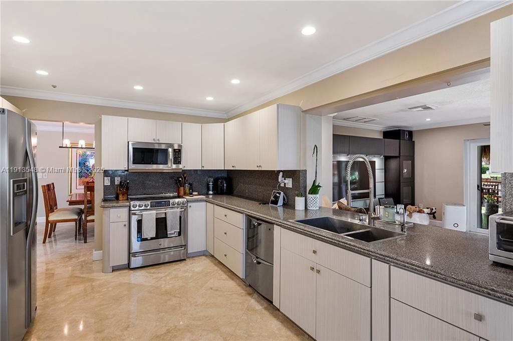 21280 NE 23rd Ave, Miami, FL 33180 Photo