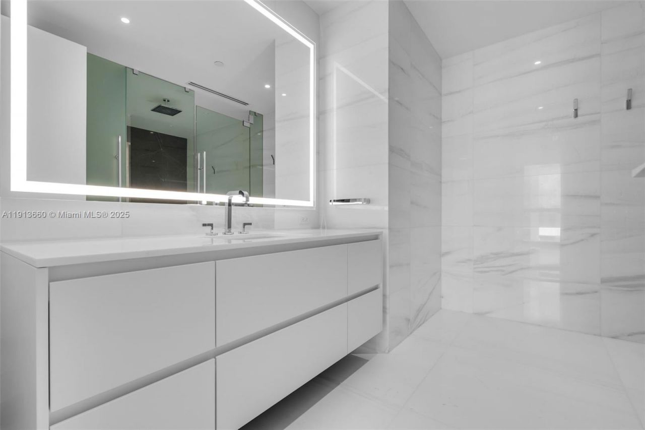 300 Biscayne Boulevard Way, Unit 3009W, Miami, FL 33131 Photo