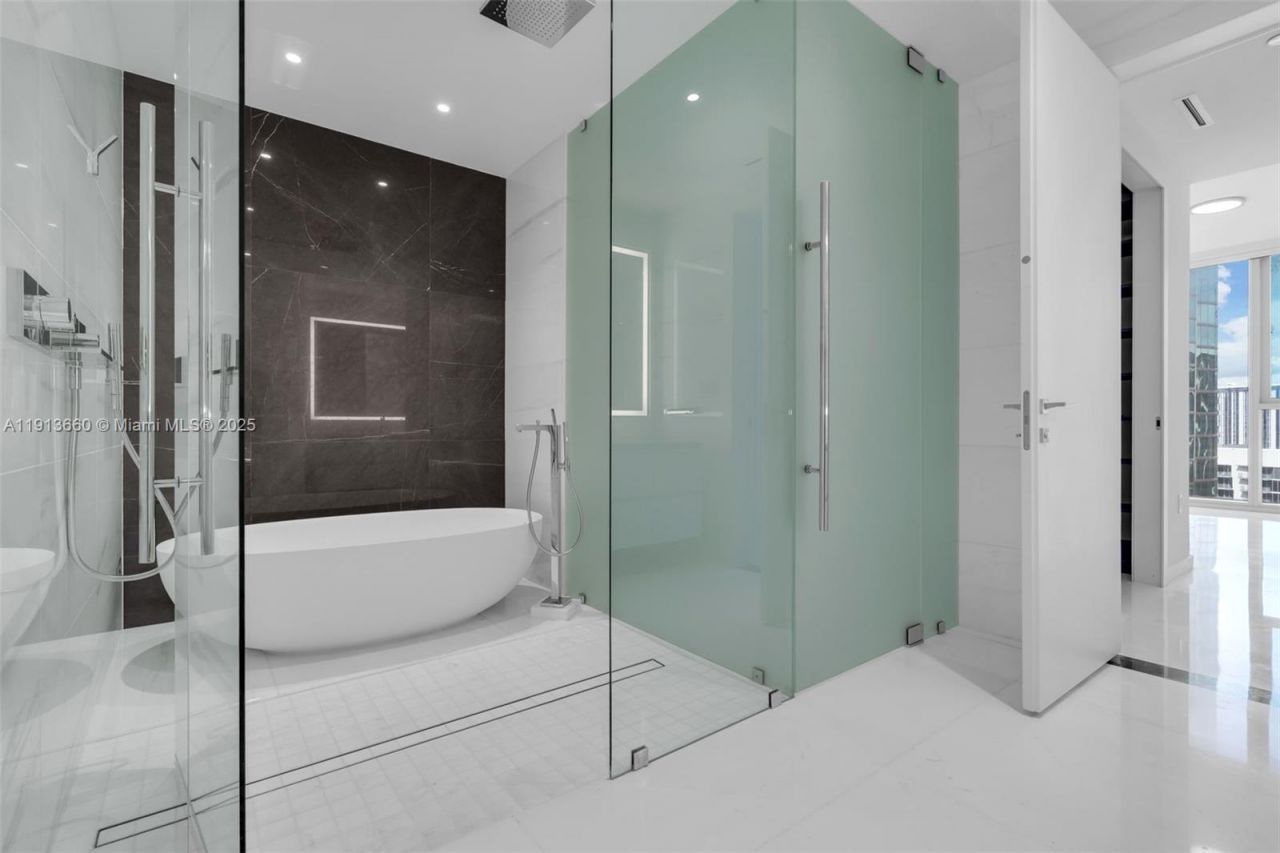 300 Biscayne Boulevard Way, Unit 3009W, Miami, FL 33131 Photo