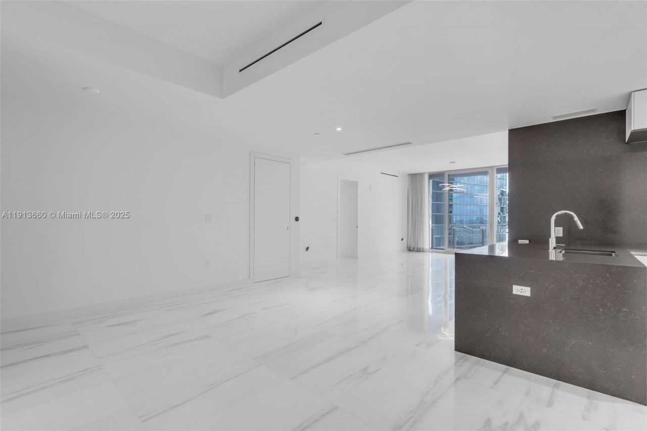 300 Biscayne Boulevard Way, Unit 3009W, Miami, FL 33131 Photo
