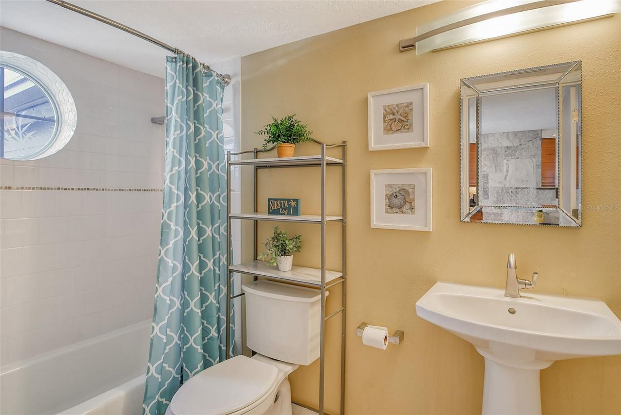 1243 Siesta Bayside Drive, Unit D, Sarasota, FL 34242 Photo