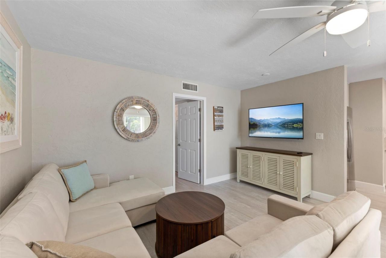 137 Avenida Messina, Unit 1, Sarasota, FL 34242 Photo