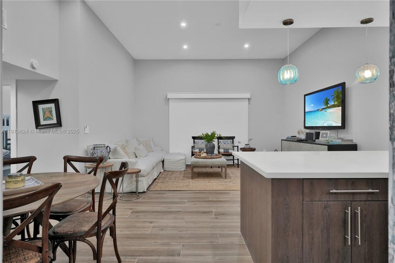 5555 Collins Ave, Unit 3E, Miami Beach, FL 33140 Photo