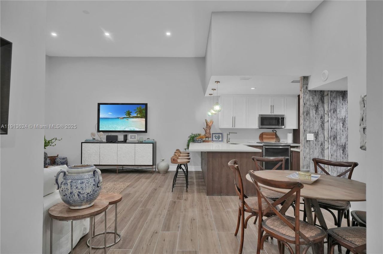 5555 Collins Ave, Unit 3E, Miami Beach, FL 33140 Photo