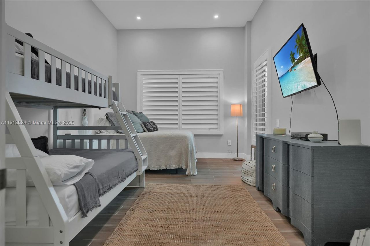 5555 Collins Ave, Unit 3E, Miami Beach, FL 33140 Photo