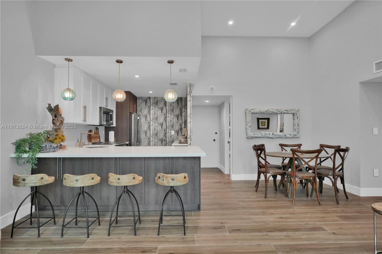 5555 Collins Ave, Unit 3E, Miami Beach, FL 33140 Photo