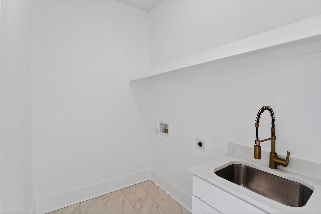 109 Kenneth Lane Photo 6