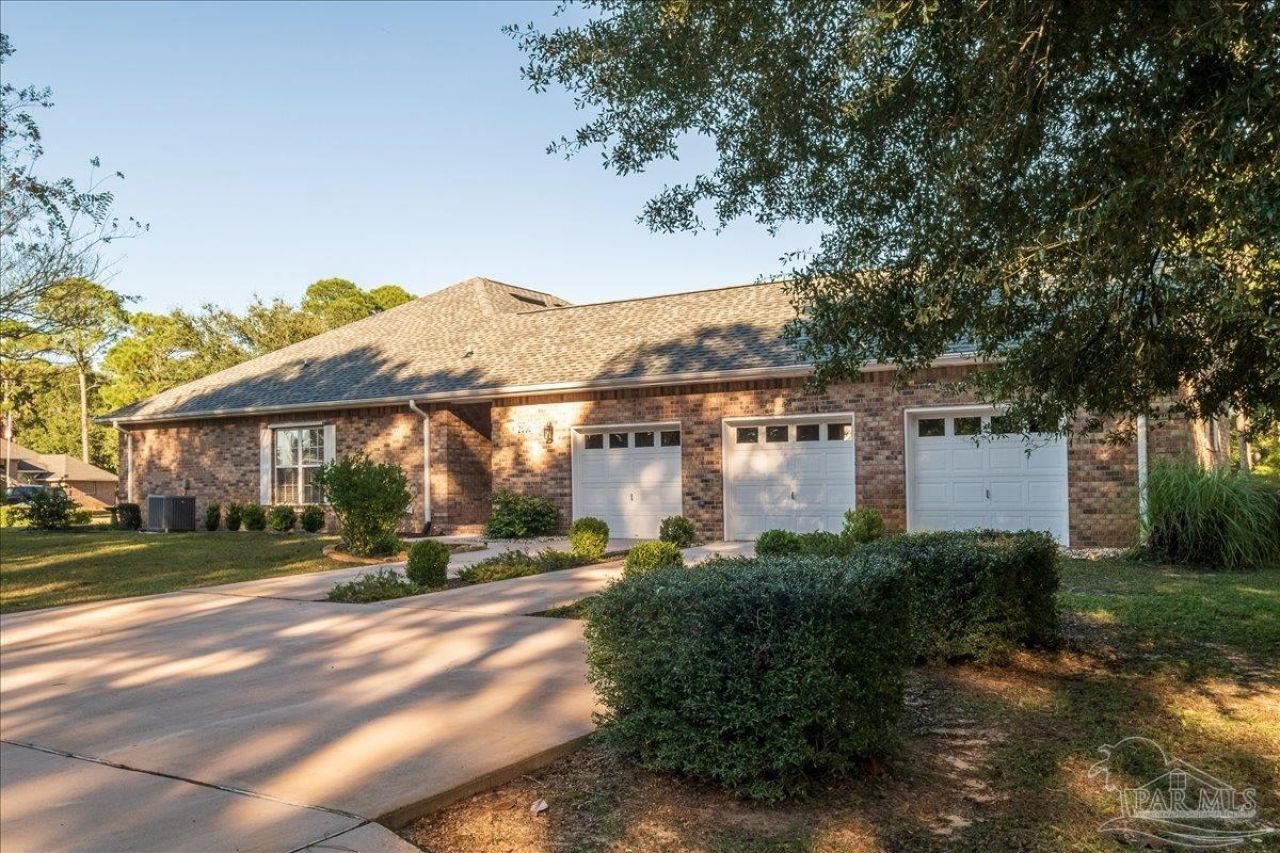 2500 Crescent Pl, Navarre, FL 32566 Main Photo