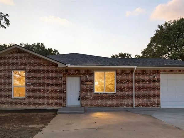 214 Pembrook Street, Lake Dallas, TX 75065