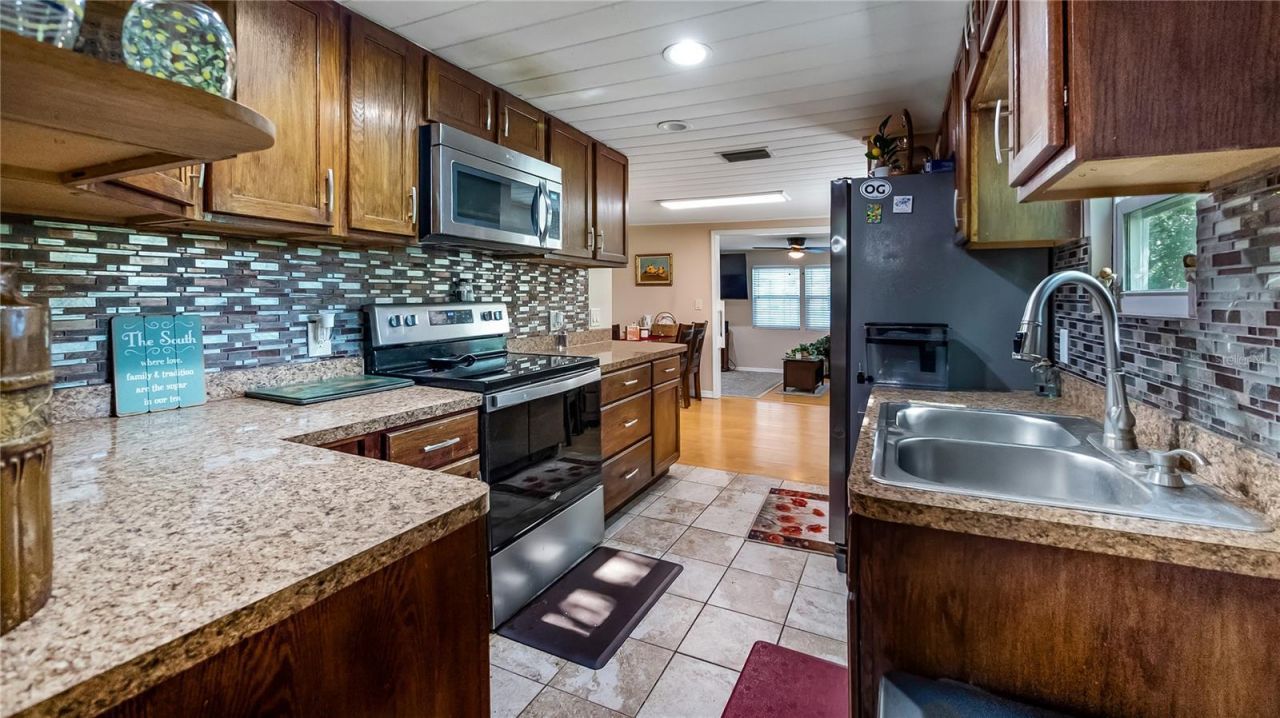 172 S Virginia Avenue, Center Hill, FL 33514 Photo