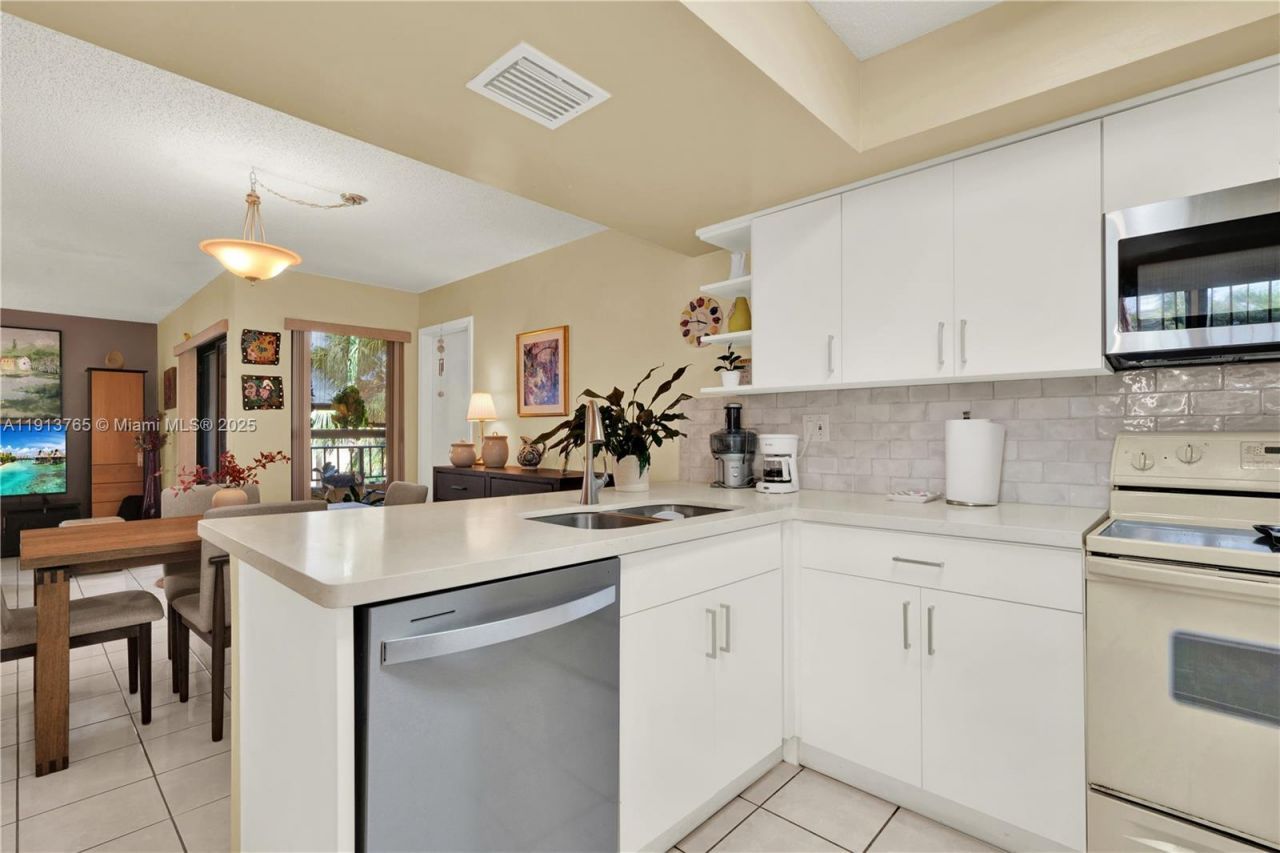 10857 NW 7th St, Unit 24-17, Miami, FL 33172 Photo