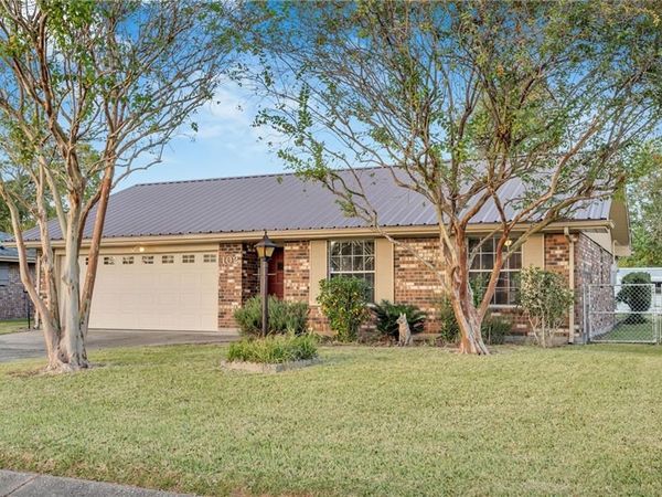 102 FLOWERWOOD Court, Luling, LA 70070