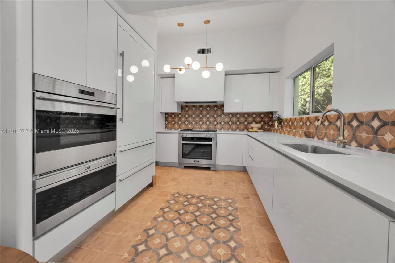 4484 Royal Palm Ave, Miami Beach, FL 33140 Photo