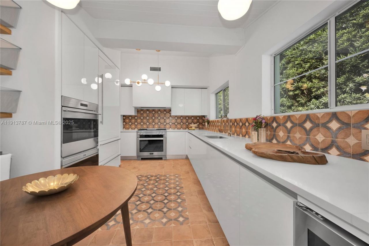 4484 Royal Palm Ave, Miami Beach, FL 33140 Photo