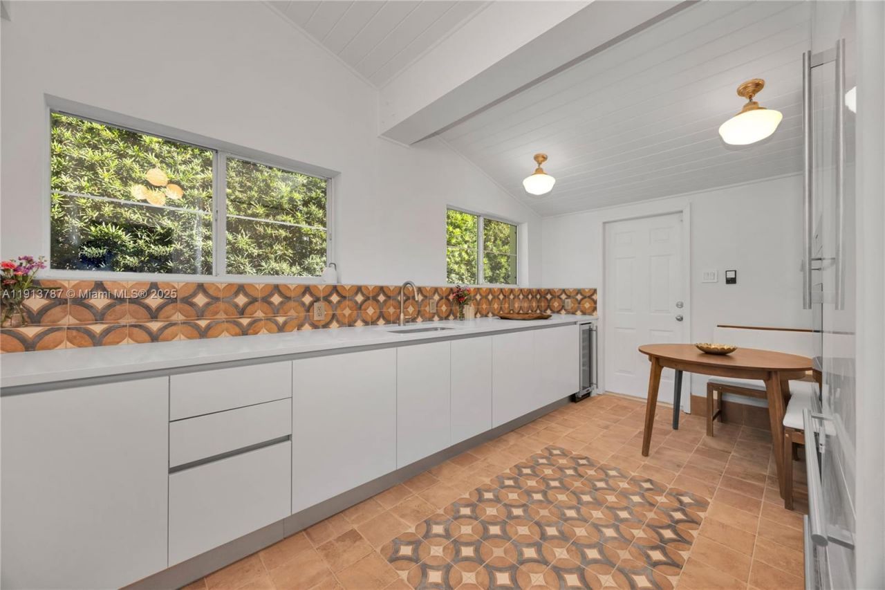 4484 Royal Palm Ave, Miami Beach, FL 33140 Photo