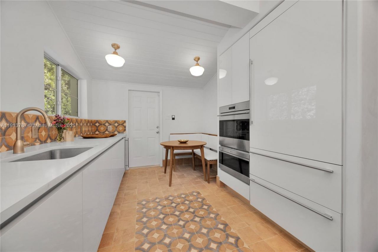 4484 Royal Palm Ave, Miami Beach, FL 33140 Photo