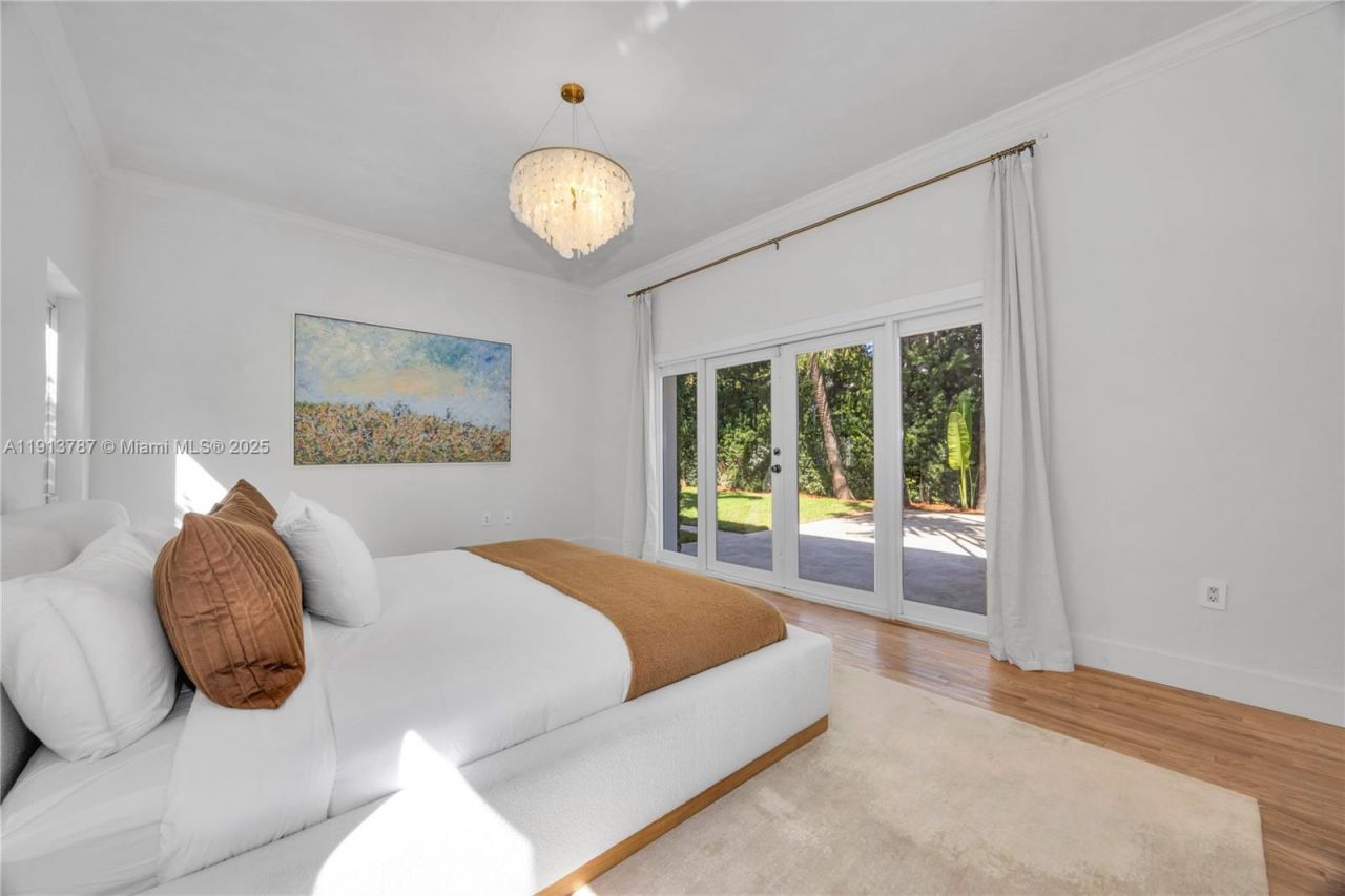 4484 Royal Palm Ave, Miami Beach, FL 33140 Photo