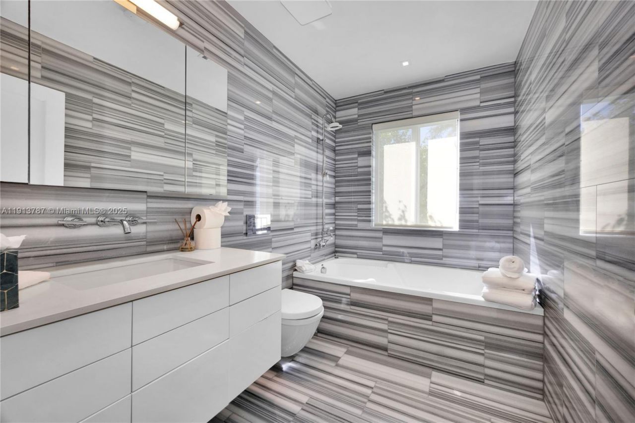 4484 Royal Palm Ave, Miami Beach, FL 33140 Photo