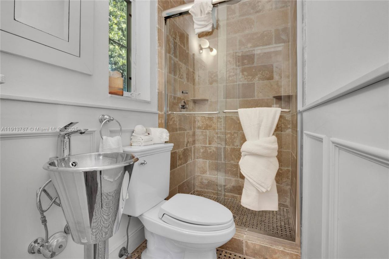 4484 Royal Palm Ave, Miami Beach, FL 33140 Photo