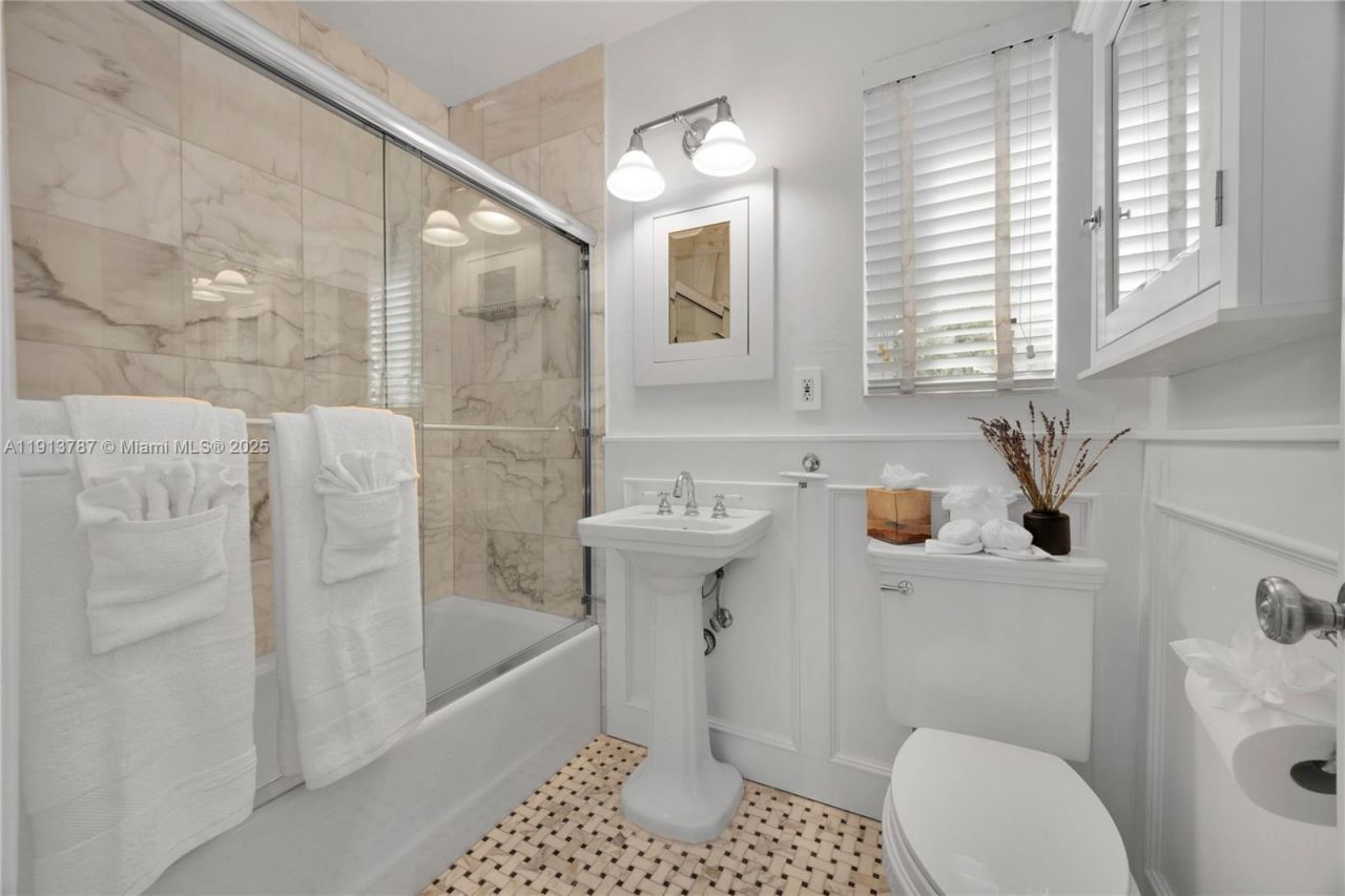 4484 Royal Palm Ave, Miami Beach, FL 33140 Photo