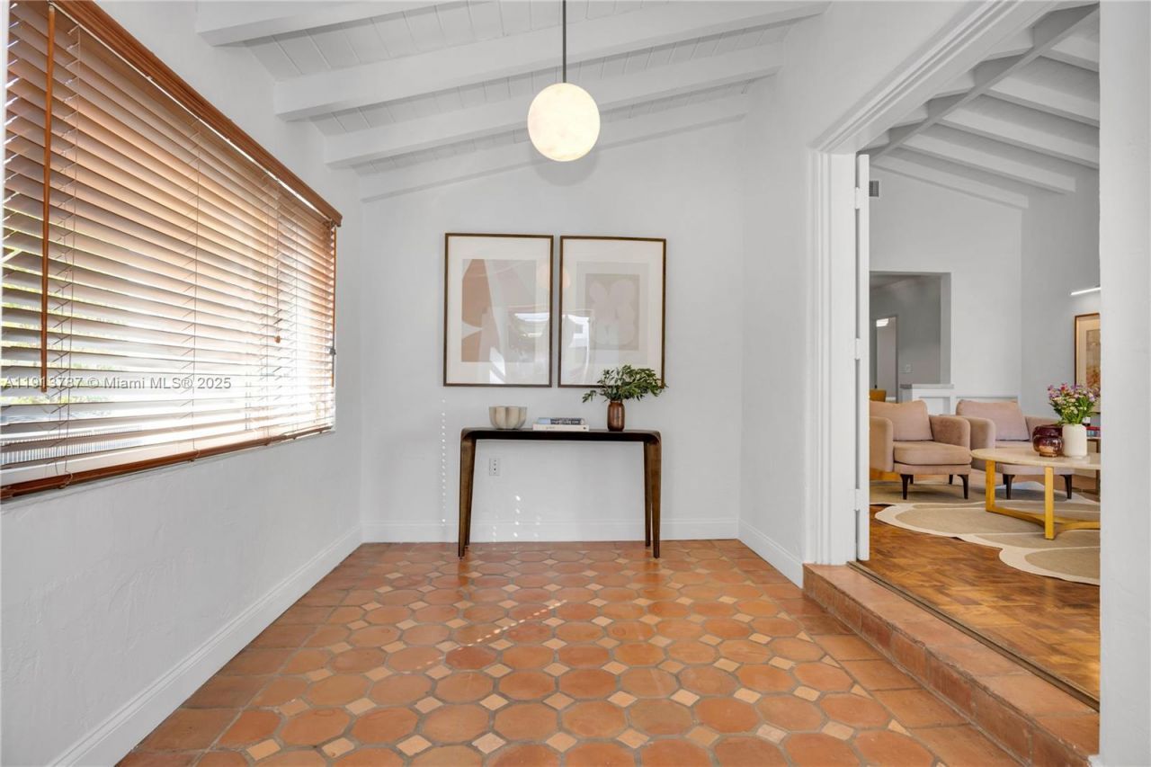 4484 Royal Palm Ave, Miami Beach, FL 33140 Photo