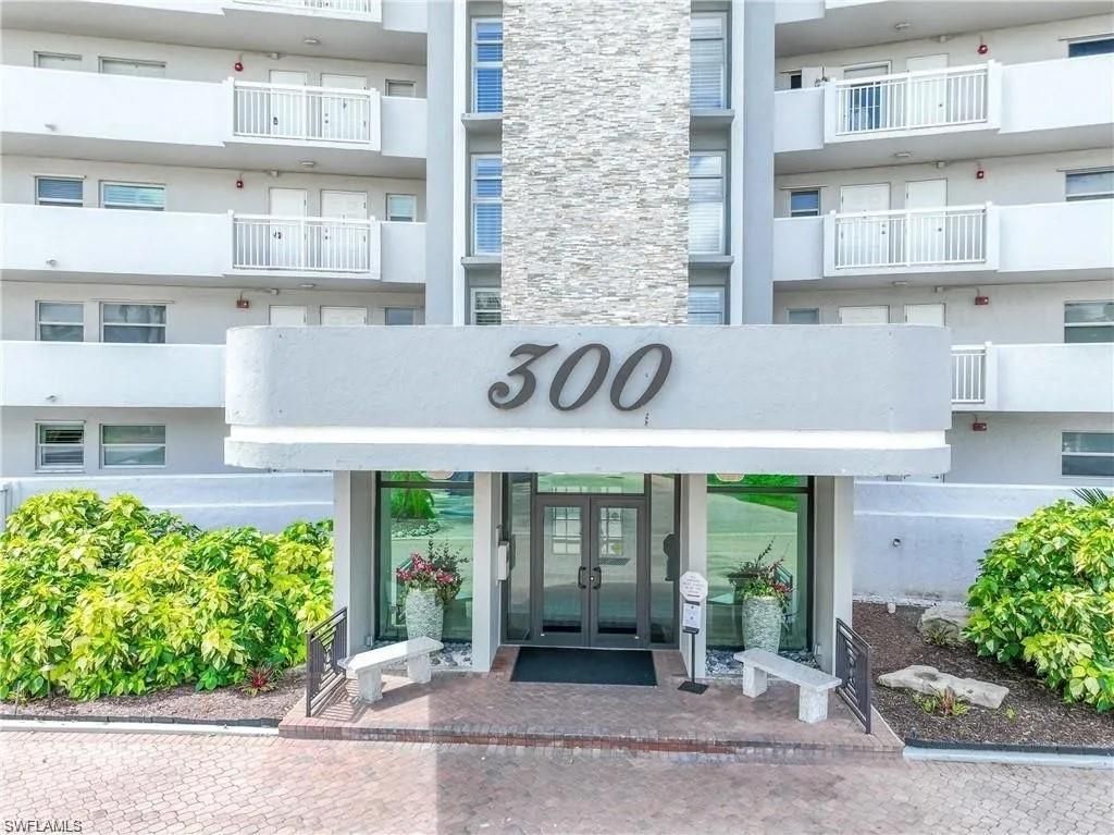 300 Park Shore Dr, Unit 1E, Naples, Fl 34103 Photo