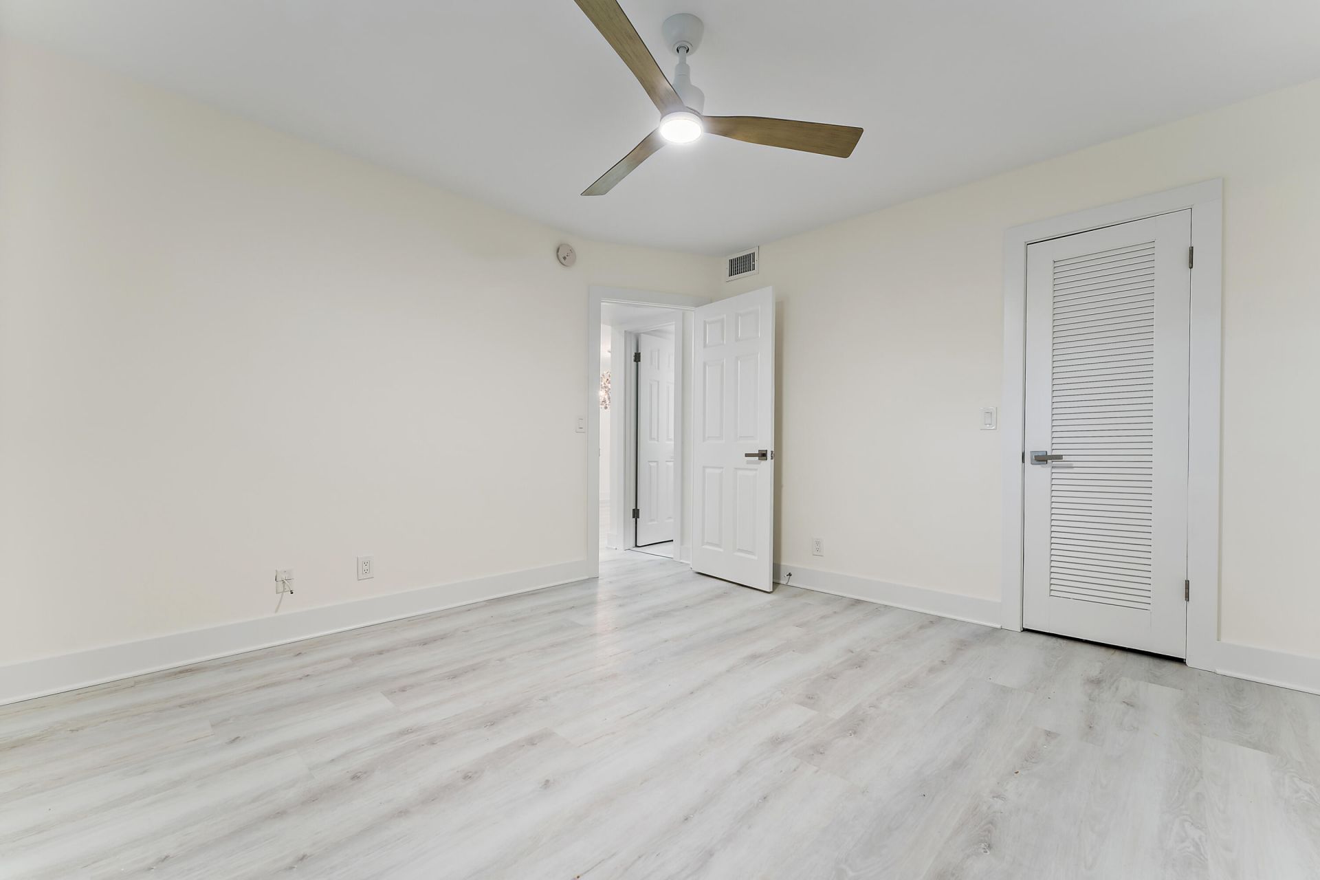29 Yacht Club Drive, Unit 407, North Palm Beach, FL 33408 Photo
