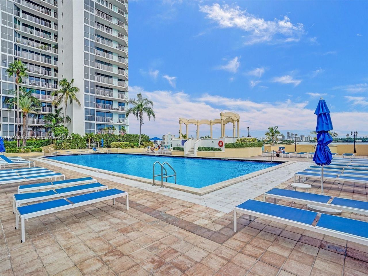 7601 E Treasure Dr, Unit 406, North Bay Village, FL 33141 Photo